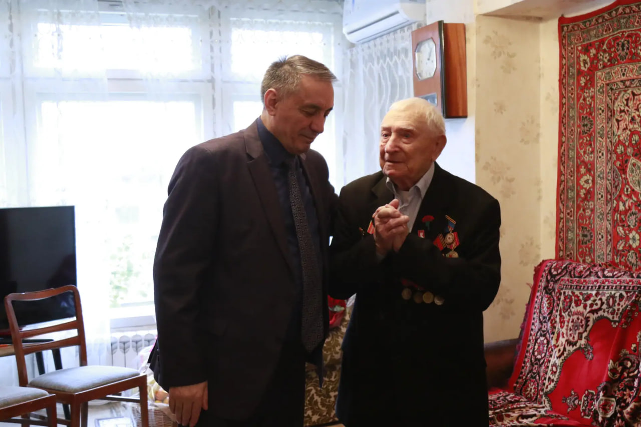 В День Героев Отечества заместитель Председателя Правительства Республики Дагестан Абдурахман Махмудов навестил и поздравил участника Великой Отечественной войны Юрия Антоновича Петрухина